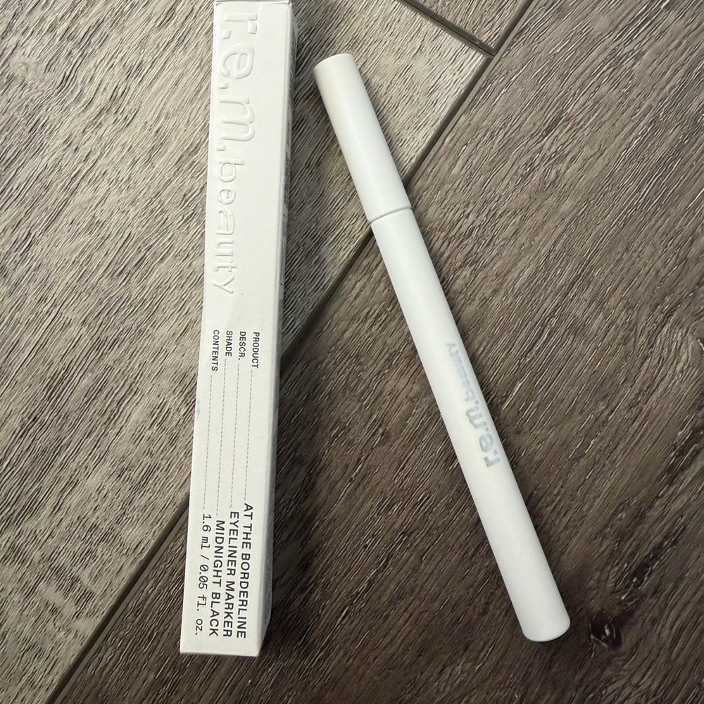 r.e.m. beauty- At the borderline eyeliner marker in Black